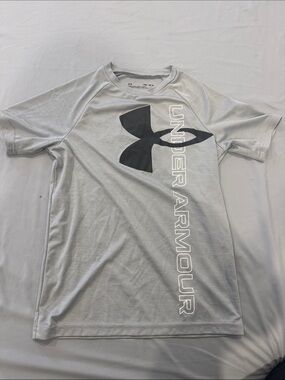 Under Armour Light Gray Performance Tee with Black Logo. Used. Size MY.